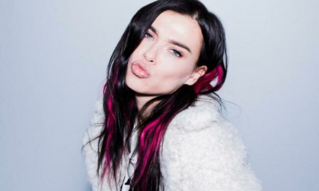 Горячий пляжный образ Темниковой вызвал волну ярости