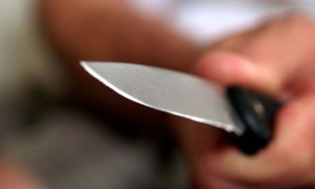 Мужчину тяжело ранили ножом на Соломенке