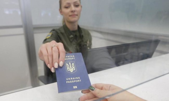 Чарівний безвіз: в ОРДЛО різко виріс попит на українські паспорти