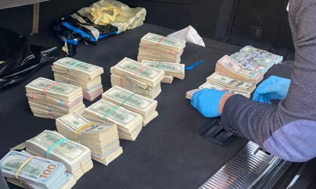 700 тисяч доларів у машині