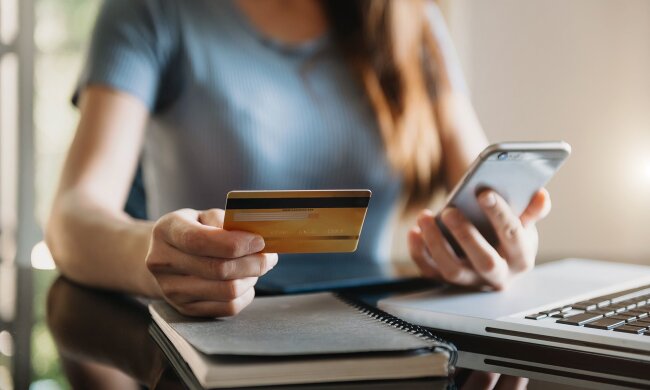 Карткові перекази. Фото з відкритих джерел