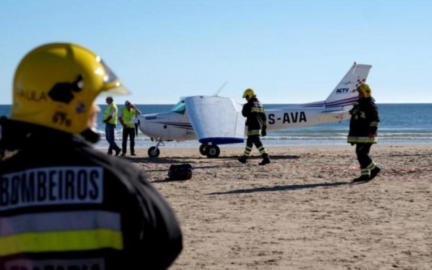 Самолет экстренно приземлился на многолюдном пляже: есть погибшие