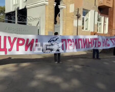 Харьковчане с прищепками на носах пришли под коксохим:  "Мы не крысы"