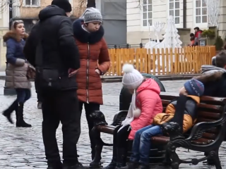 Украинцы с детьми. Фото: скрин youtube