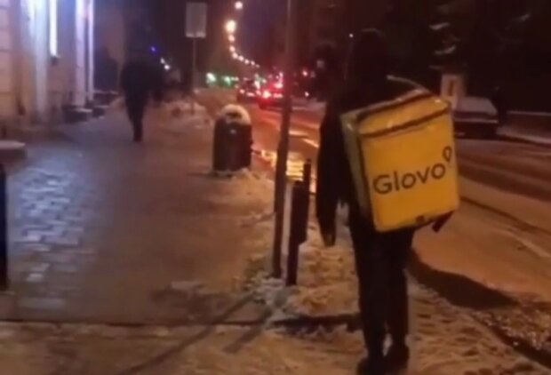 Украинцам показали пьяного в стельку курьера Glovo: работает в поте лица