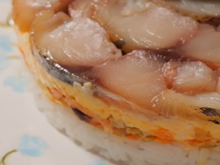 Салат из скумбрии и риса, кадр из видео