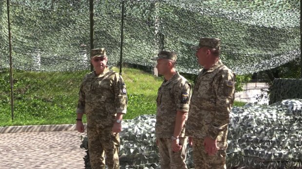 Хомчак официально представил генерала Кравченко командующим ООС: будет выполнять самое важное задание
