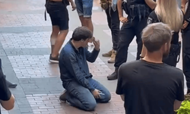 "Я всех вас уволю!": львовский чиновник устроил пьяный дебош в центре города - бросался на людей и махал удостоверением