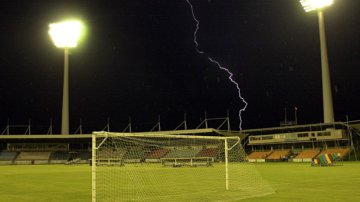 Блискавка вдарила в футбольне поле