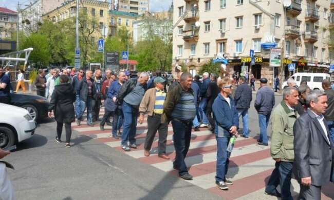 "Рева, отдай наши деньги!" В Киеве митингующие вызвали транспортный коллапс и гнев горожан