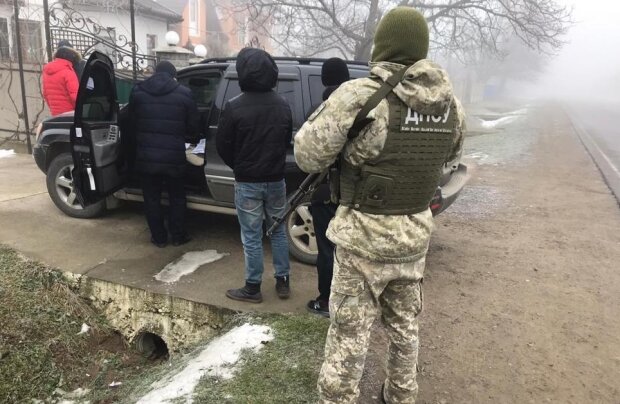 Украинец планировал вывезти десятки килограмм "дури" за границу, спецслужбам помогла случайность: кадры задержания
