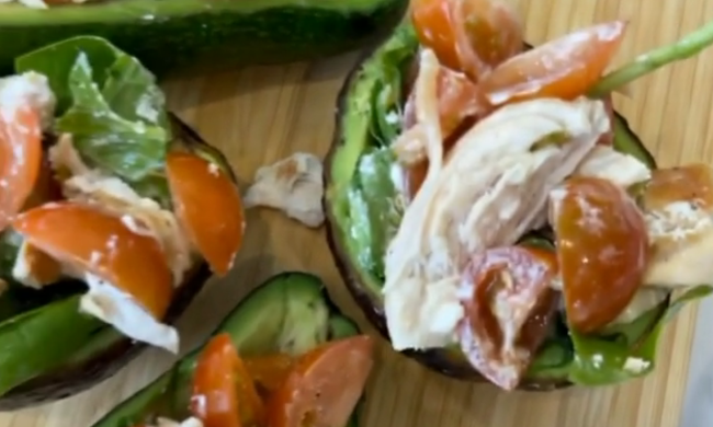 Авокадо, фарширований курячим салатом, кадр з відео