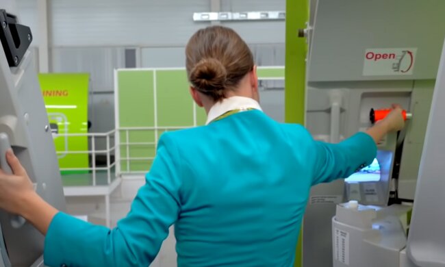 Скрін, відео YouTube Стюардеса