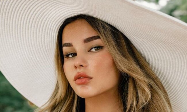 Голая русская Кардашьян сделала пустыню еще жарче: фото 18+