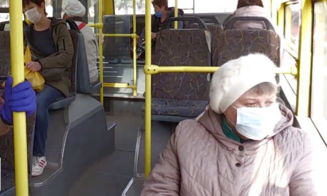 Пенсионерка в общественном транспорте, кадр из видео