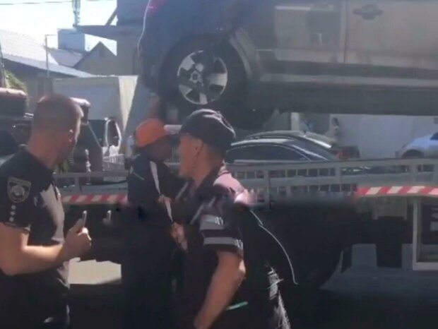 эвакуация авто полицейского / скриншот из видео