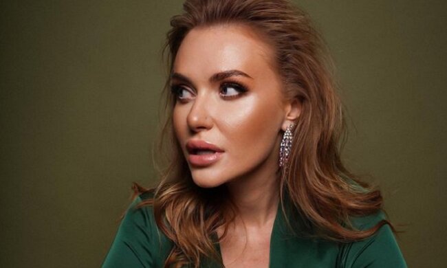 Слава Камінська в коротеньких шортиках заспівала перед українцями: "Свято лицемірства"