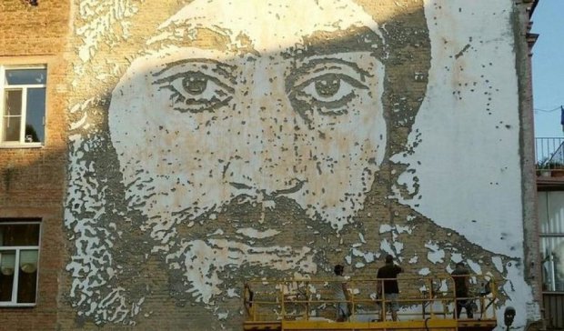 Знаменитый португалец нарисовал на стене дома портрет Нигояна