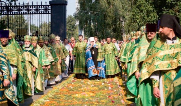 Митрополита в Беларуси встречали дорожкой из живых цветов (фото)