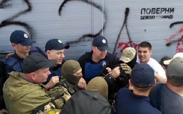 Драка под Киевом: полсотни копов бросились защищать забор чиновника