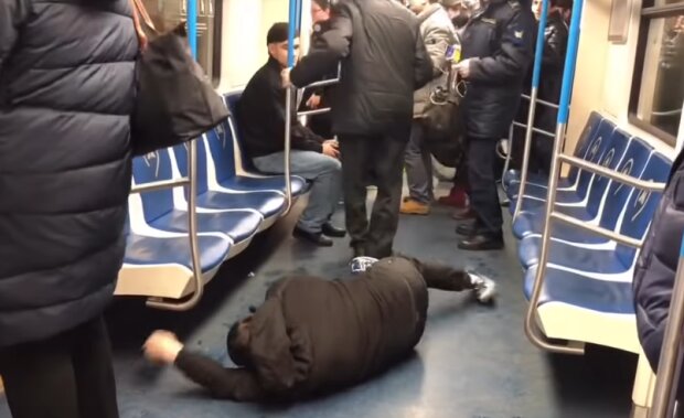 У столичному метро молодик, інфікований коронавірусом, не на жарт перелякав пасажирів