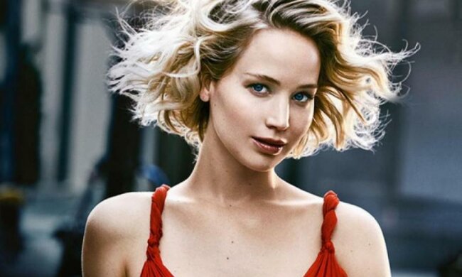 Дженнифер Лоуренс взбесила пассажиров дерзкой выходкой: эпичное видео 
