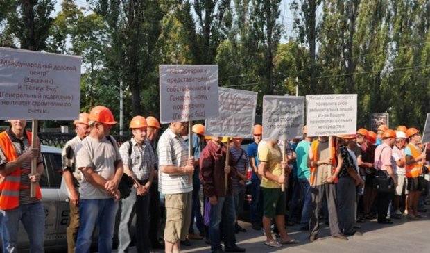 У Києві будівельники мітингують біля готелю Hilton