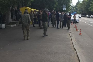 Невідоме угруповання взяло в облогу будівлю Держгеонадр