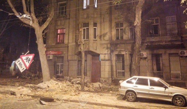 В Одессе обрушилась часть жилого дома (фото, видео)