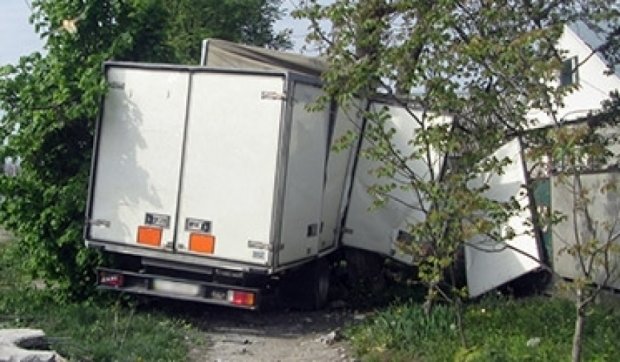 Житель Дунаєвець викрав вантажівку, протаранив паркан і пішов спати