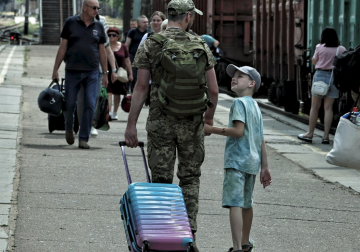 Украинский военный с ребенком