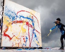 Жартівливий пост у мережі перетворив бабусю на зірку: фото