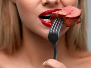 Девушка ест диетическое мясо