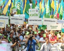 Як намагаються вкрасти землю українців