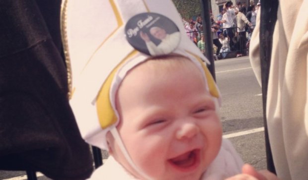 Малюк у костюмі понтифіка розчулив Папу Римського (відео)