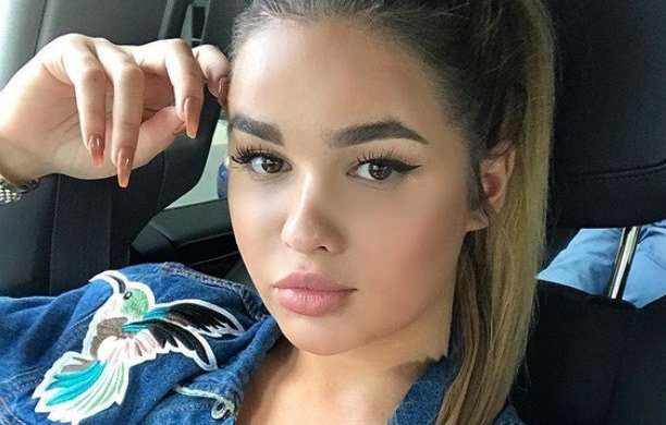 Спробуйте дивитися в очі: російська Кардашьян вивалила принади у кислотному купальнику