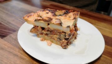 Грецька запіканка з м'ясом та соусом бешамель: фото скрін Ютуб