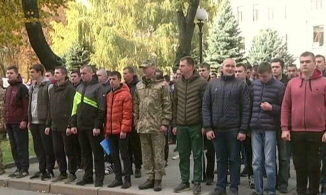 В Днепре обуют в берцы тысячи призывников - карантин карантином, а армия по расписанию