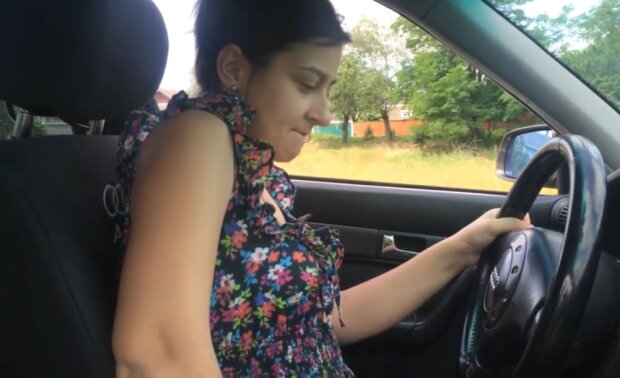 Женщина за рулем, кадр из видео