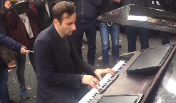 Парижанин зіграв  на піаніно біля театру Bataclan (відео)