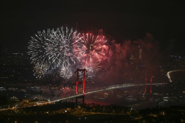 Как отмечали Новый год в самых укромных уголках мира: яркие фото, от которых захватывает дух