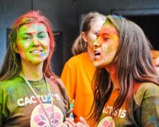 «Paint Happiness»: у Рівне відбулось свято фарб Холі (фото)
