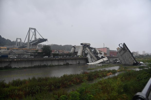 Автомобили вылавливали из реки: в России рухнул еще один важнейший мост, много жертв
