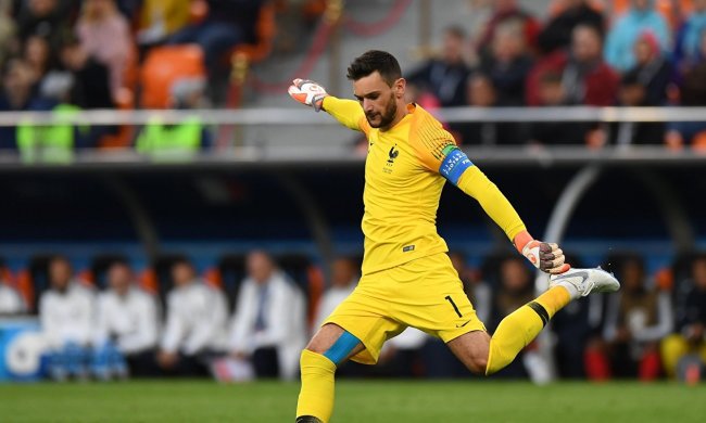 Чемпіона світу з футболу закували в наручники і кинули за ґрати