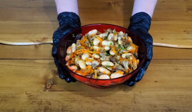 Постный салат с вареной фасолью и грибами / фото: скриншот Youtube
