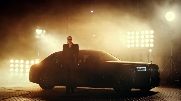 Звезда "Игры престолов" взбудоражила фантазию фанов в роскошном ролике Rolls-Royce
