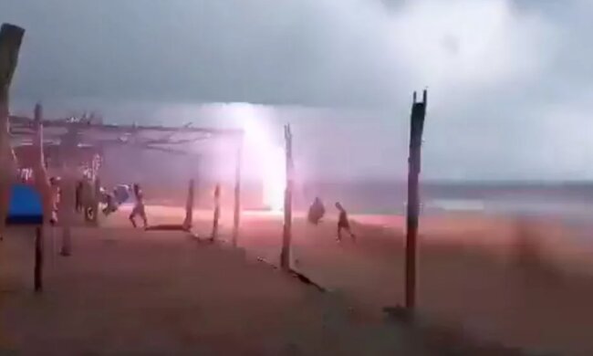 Молния на пляже, кадр из видео