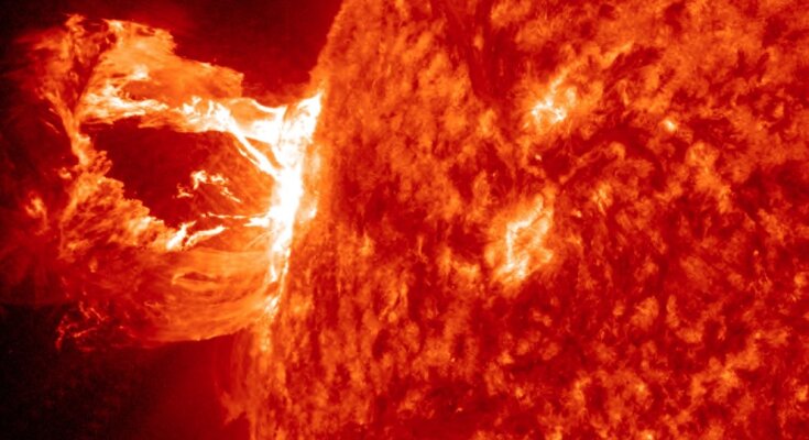Вспышка на Солнце. Фото: Twitter