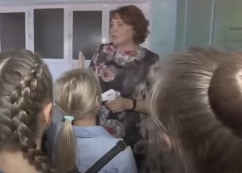 Учительница с учениками, скриншот: Youtube