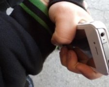 Вінницькі копи силоміць відібрали телефон у п'яного папараці